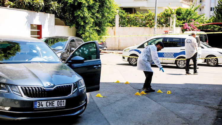 Antalya'da Kanlı Pusu: 44 Yaşındaki Adam 13 Kurşunla Öldürüldü