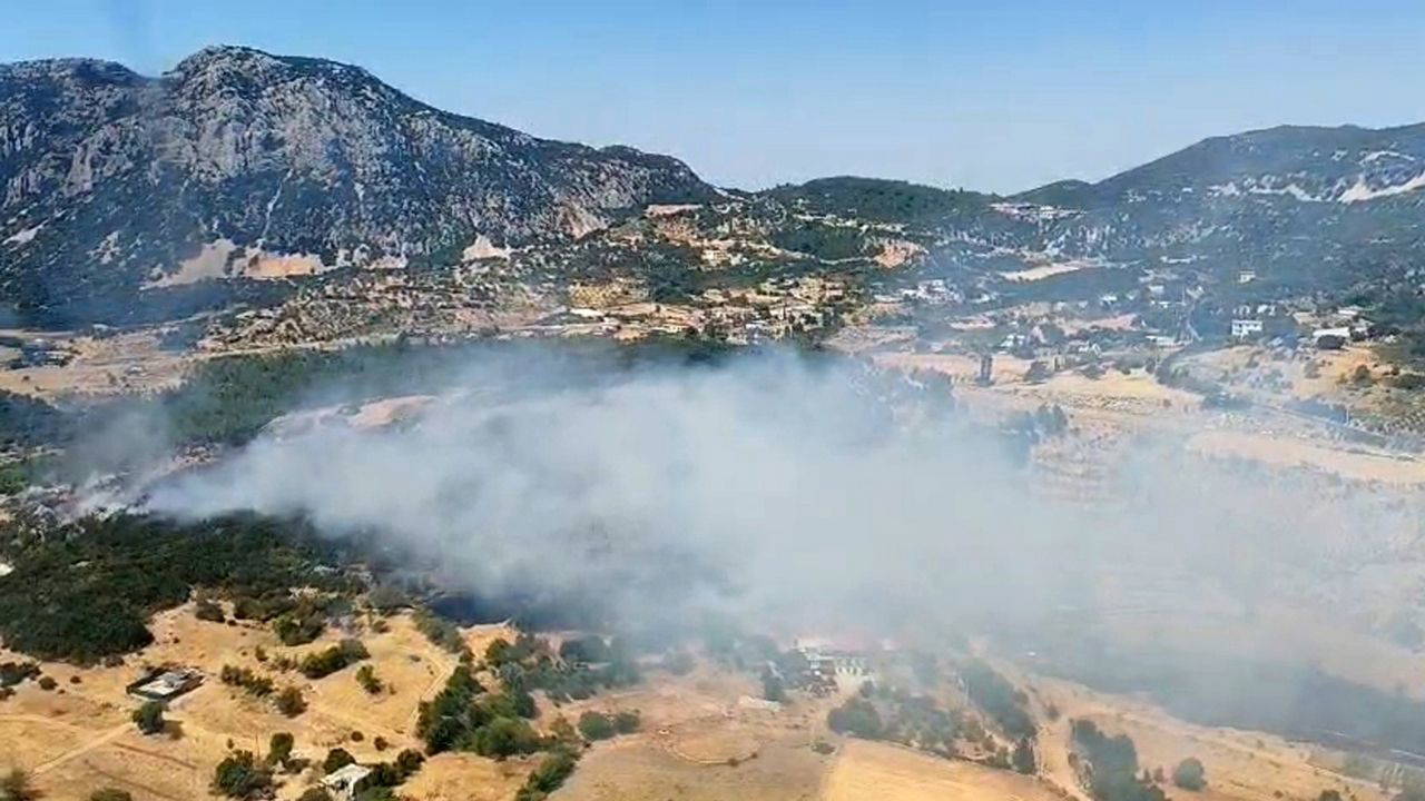 Antalya Kaş'ta orman yangını: Ekipler alevlere müdahale ediyor