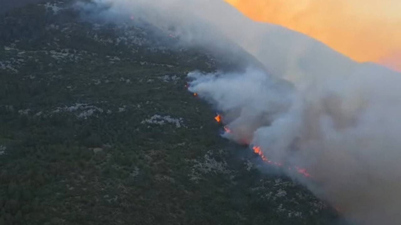 Antalya Kaş'ta orman yangını: Havadan ve karadan müdahale sürüyor