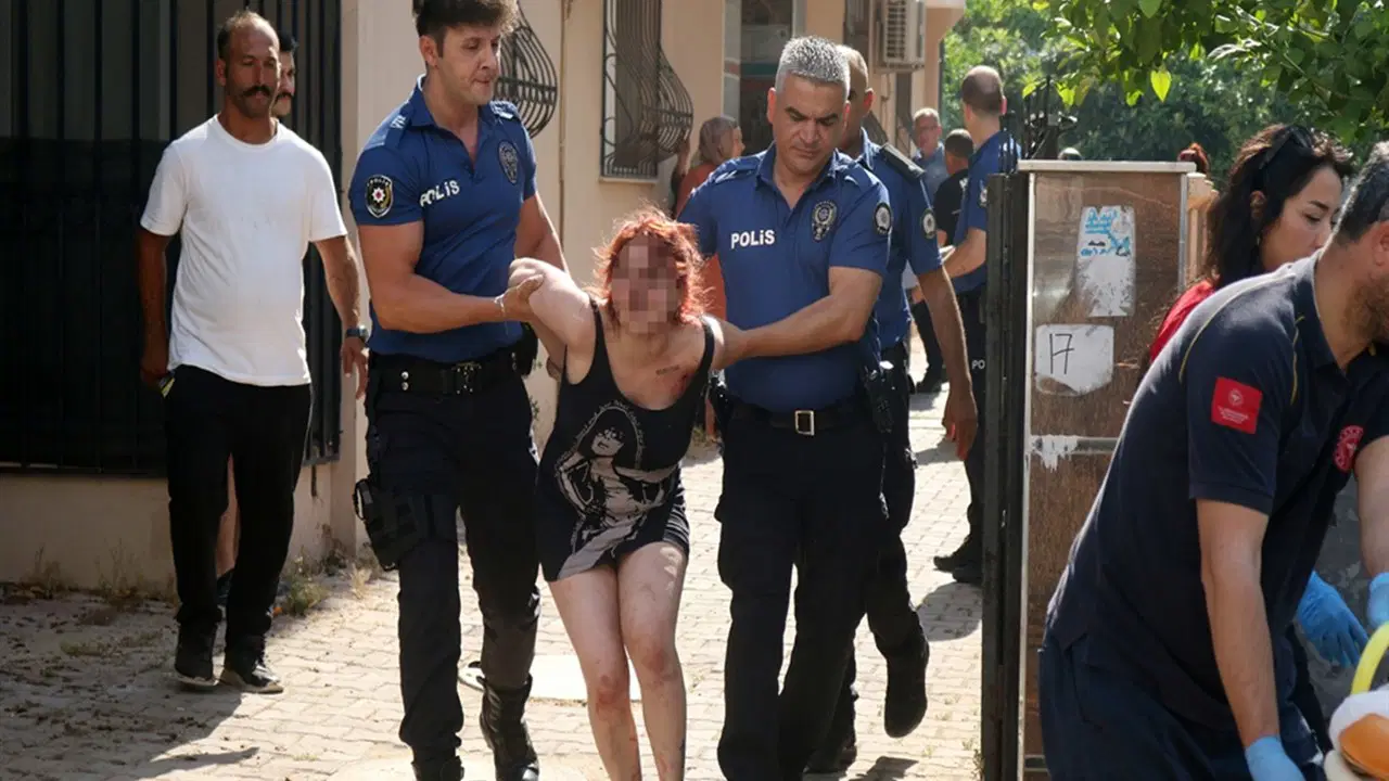 Antalya'da kadın ateşe verdiği eve kendini kilitledi, kapı kırılarak çıkarıldı