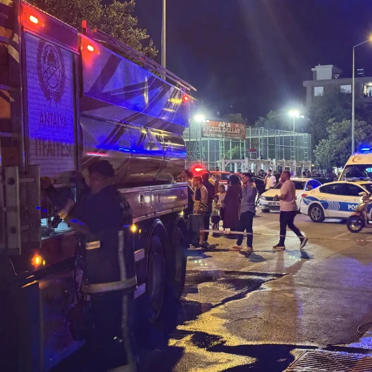 Antalya'da Oto Galeri Yangını: 4 Araç ve Apartman Hasar Gördü
