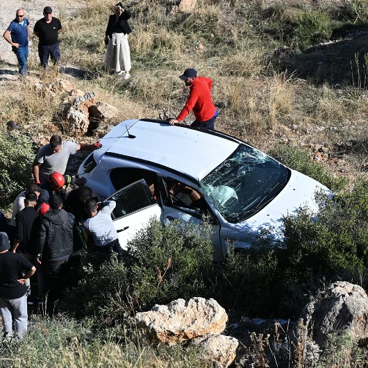 Antalya Kepez'de otomobil 30 metreden yuvarlandı: Sürücü yaralı