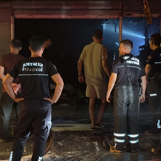 Antalya Kepez'de yangın: İki iş yeri kullanılmaz hale geldi