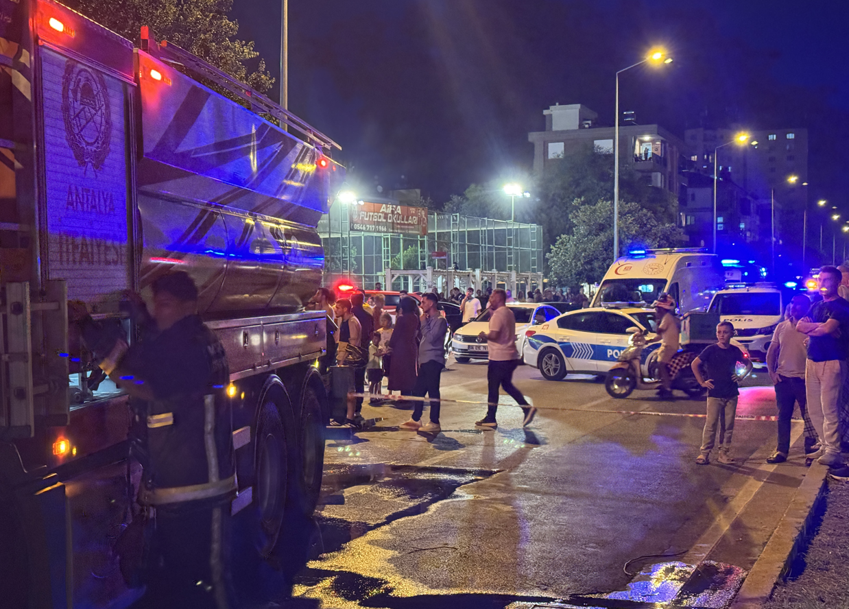 Antalya Kepez'de Oto Galeri Yangını Apartmana Sıçradı