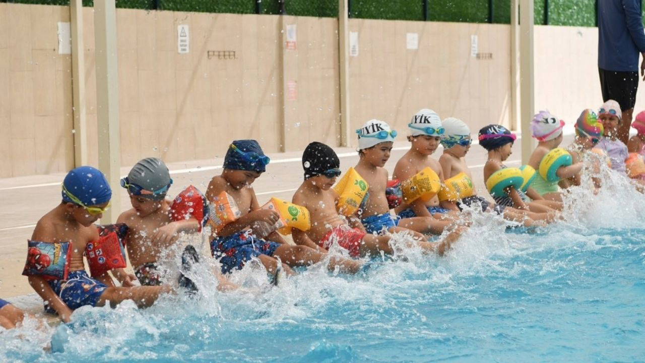 Antalya Konyaaltı Belediyesi yaz spor kurslarına başladı, yüzme sevinci