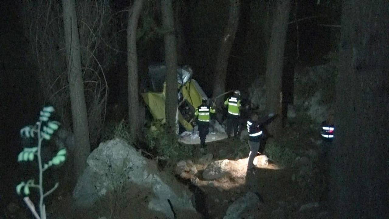Antalya Konyaaltı'nda feci kaza: Otomobil 50 metrelik uçuruma yuvarlandı, 2 ölü 4 yaralı
