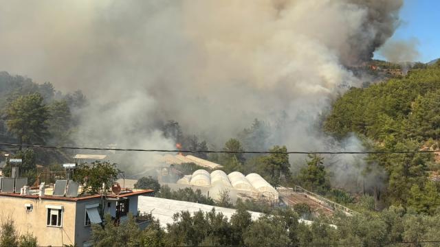 Antalya Kumluca'da Orman Yangını: Havadan ve Karadan Müdahale Sürüyor