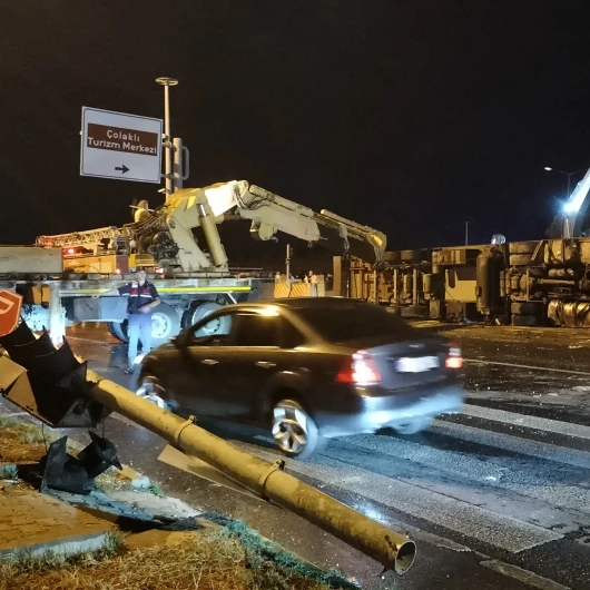 Antalya Manavgat'ta tır devrildi: 2 ölü, 1 yaralı
