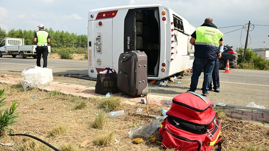 Antalya'da midibüs devrildi: 17 yaralı