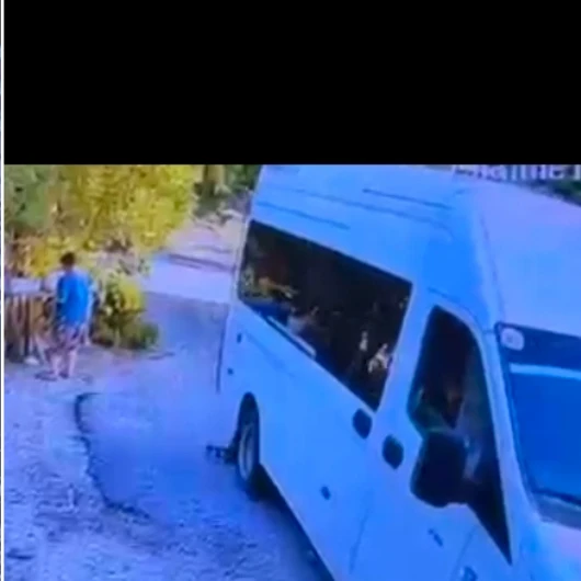 Antalya'da Minibüs Geri Manevrada 1,5 Yaşındaki Çocuğu Ezdi: Hayatını Kaybetti