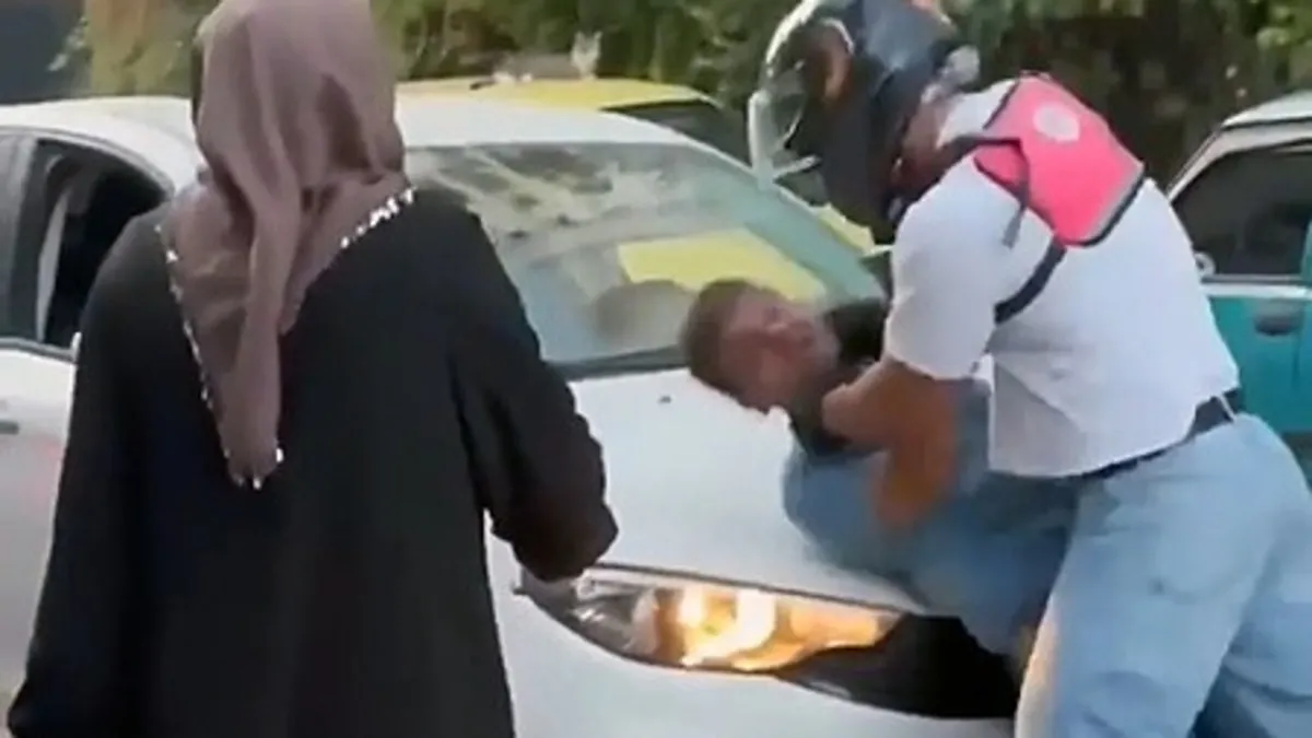 Antalya'da motokurye ile sürücü kavgası kamerada: Yumruk yağmuru