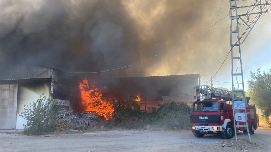Antalya Muratpaşa'da Ambalaj Deposunda Yangın Kontrol Altına Alındı