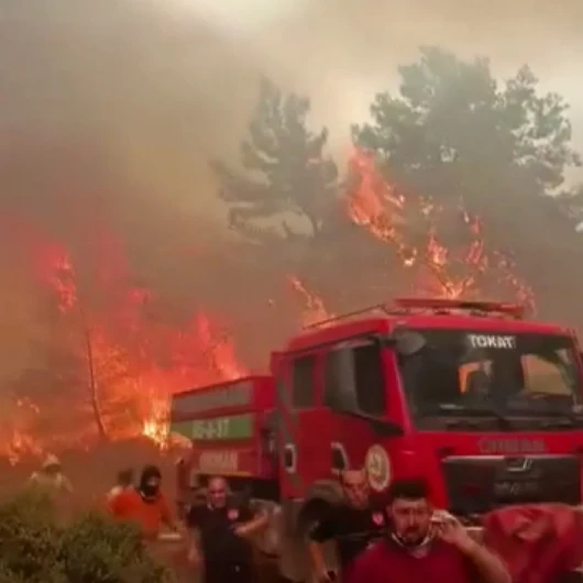Antalya'da Orman Yangını: Ekipler Alevlerin Arasında Kaldı