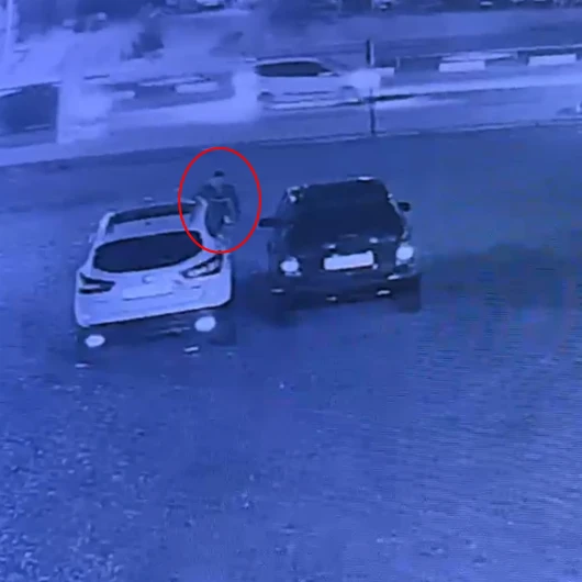 Antalya'da Oto Galeride 6 Araç Kundaklandı