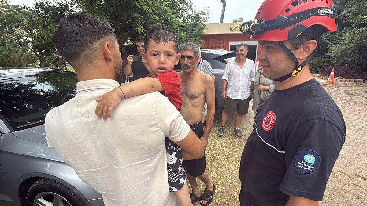 Antalya'da 1 yaşındaki çocuk otomobilde kilitli kaldı