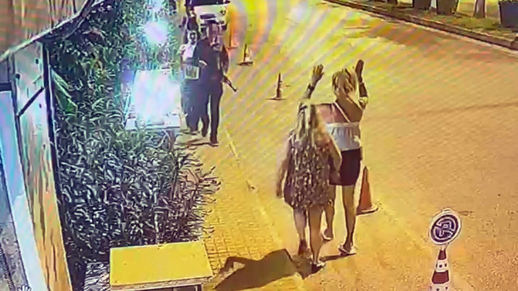 Antalya'da Oyuncak Kalaşnikof Panik Yarattı