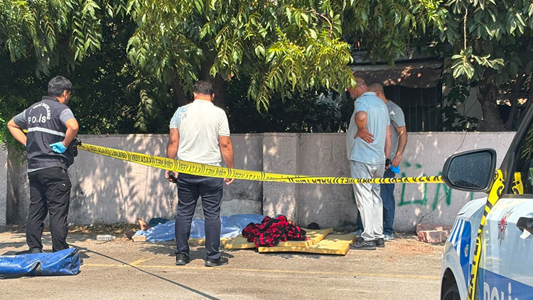 Antalya'da Pazar Yerinde Ceset Bulundu; Kimliği Parmak İziyle Belirlendi