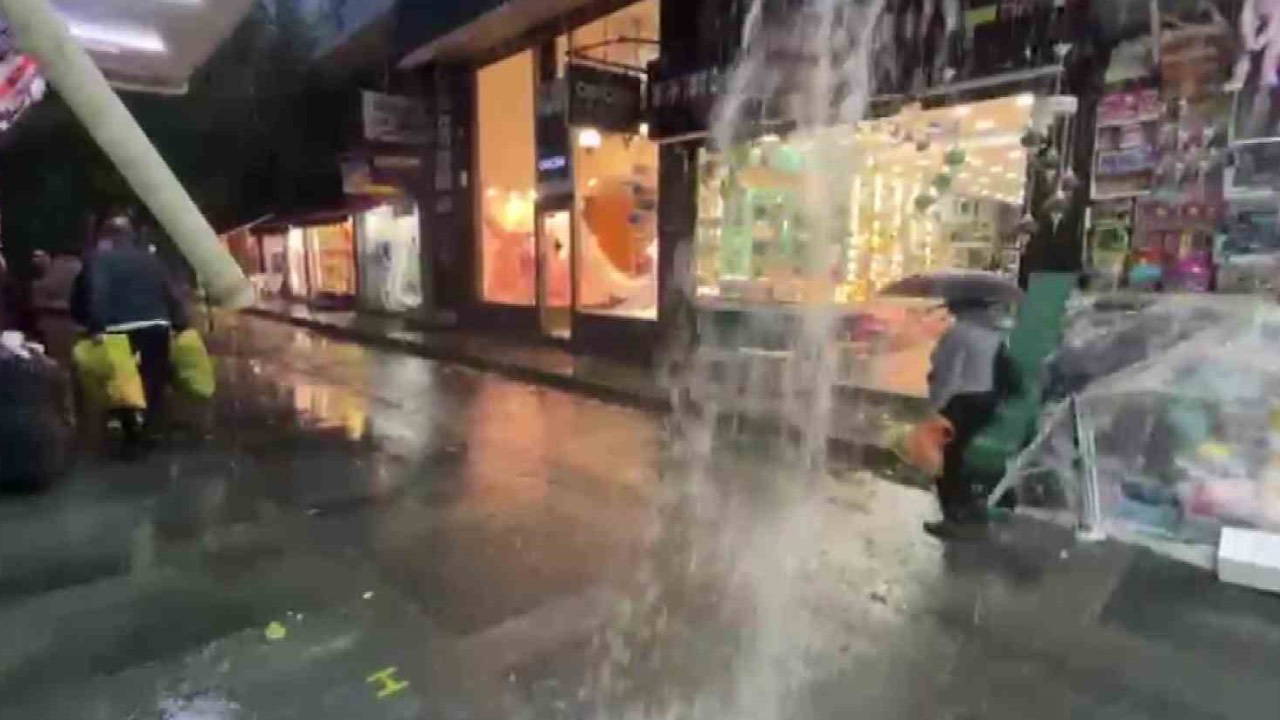 Antalya'da Sağanak ve Hortum: Seralar Yerle Bir, Yollar Göle Döndü