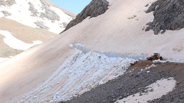 Antalya'da 30 Derece Sıcaklık, Yaylalarda 10 Metre Kar