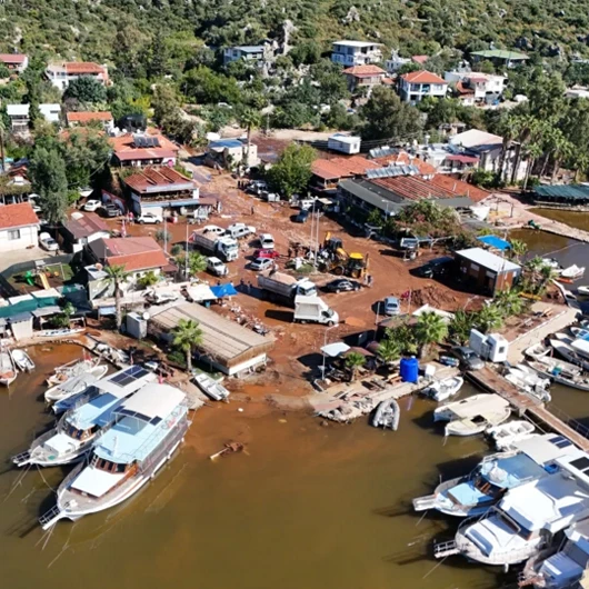 Antalya'da sel kabusu: Demre'de ekipler seferber oldu