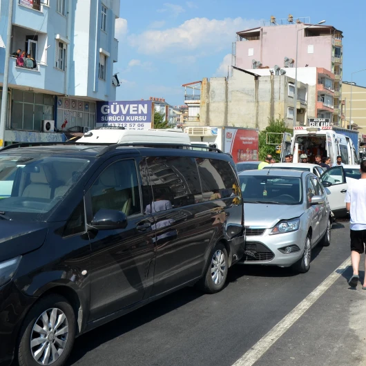 Antalya Serik'te 5 Araçlı Zincirleme Kaza: 6 Yaralı