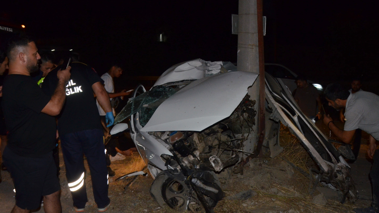Antalya'da feci kaza: Direğe çarpan arabanın motoru barakaya uçtu, sürücü öldü