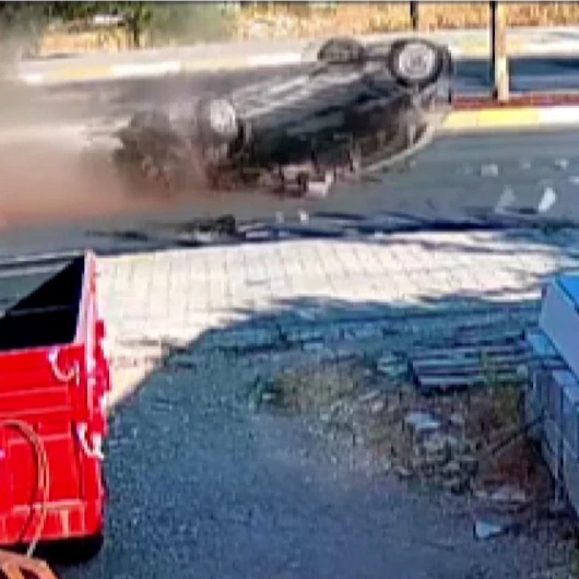 Antalya Serik'te Kontrolden Çıkan Otomobil Refüjde Takla Attı: 2 Yaralı