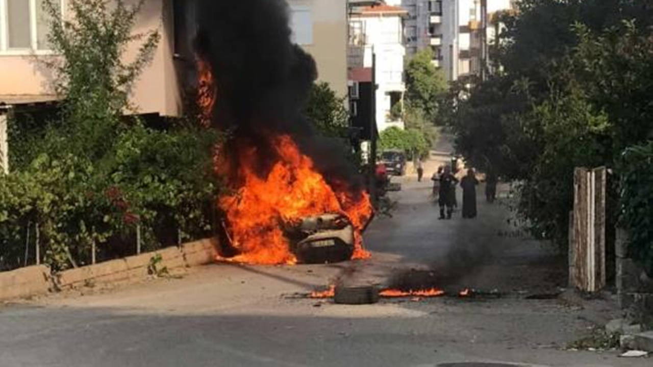 Antalya'da seyir halindeki araç alev aldı: Sürücü son anda kurtuldu