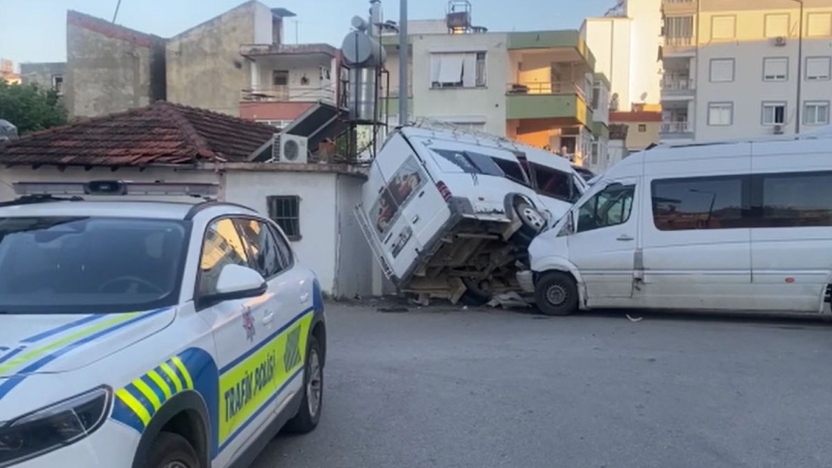 Antalya'da tarım işçilerini taşıyan minibüsler çarpıştı: 5 yaralı