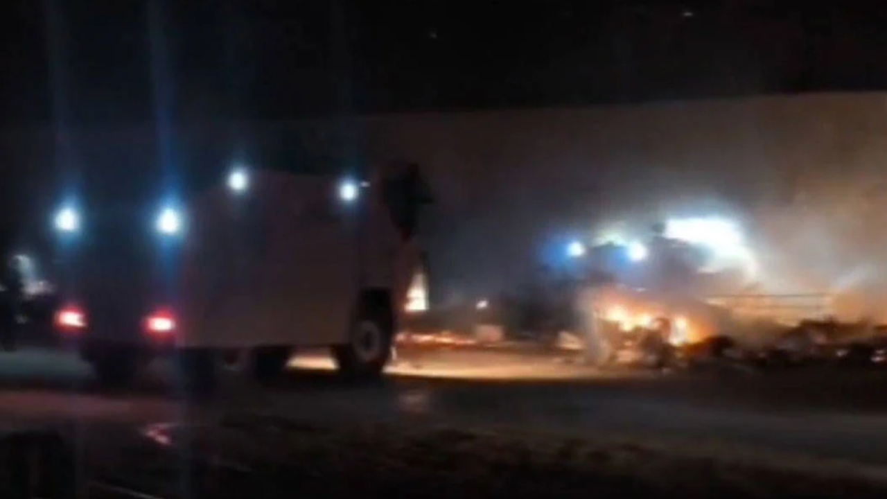 Antalya'da tekne yangını: 20 deniz aracı kül oldu, sahil yolu trafiğe kapandı