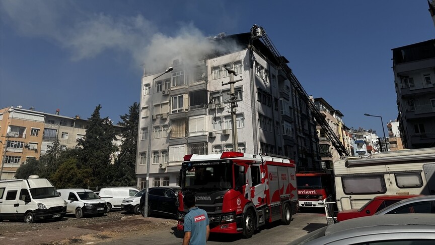 Antalya'da teras katında yangın: 2 kişi mahsur kaldı