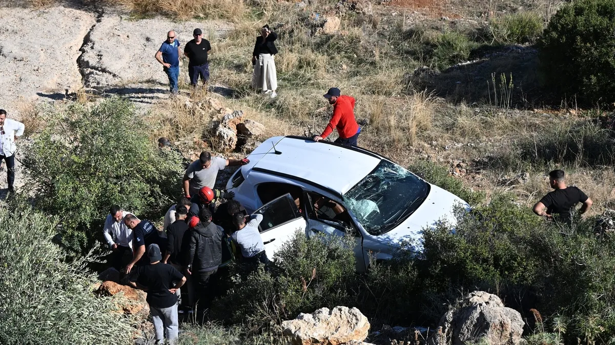 Antalya'da Vites Karışıklığı Faciası: Otomobil 30 Metreden Uçtu