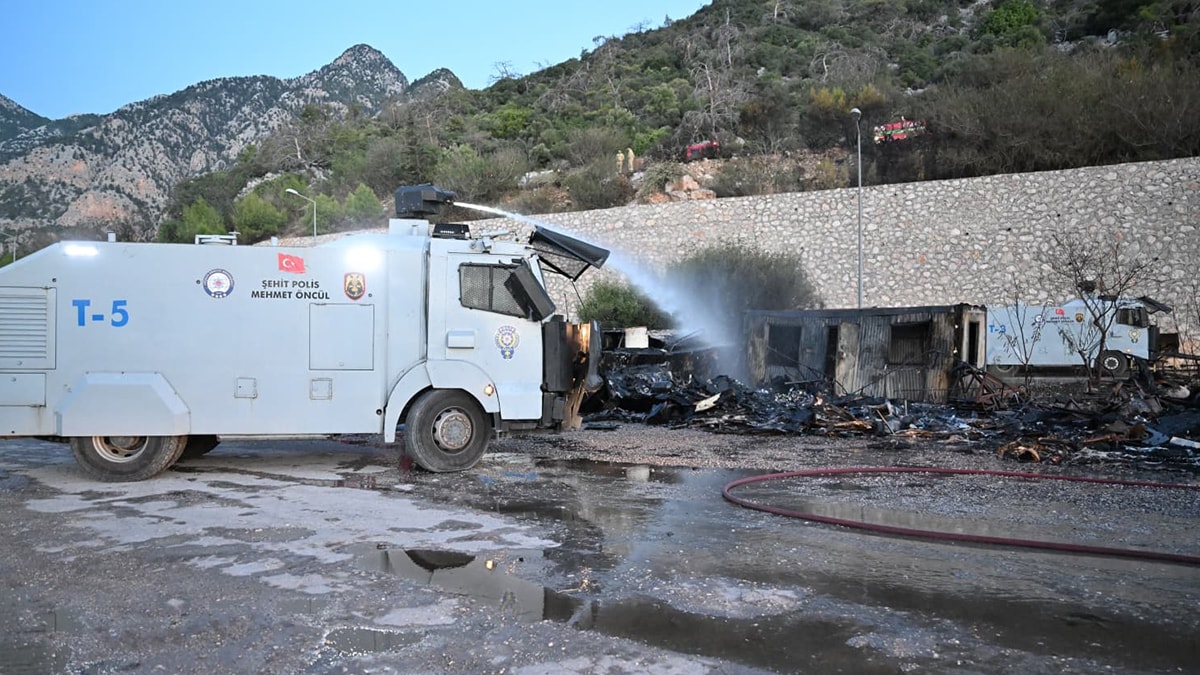 Antalya'da Yangın: Balıkçı Barınağı Küle Döndü, 20'den Fazla Tekne Zarar Gördü
