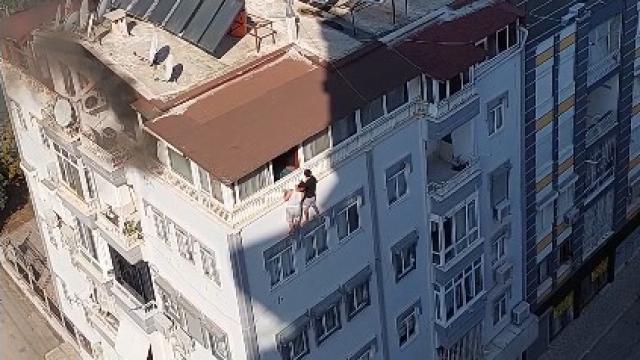 Antalya'da apartman yangını: 2 kişi itfaiye tarafından kurtarıldı