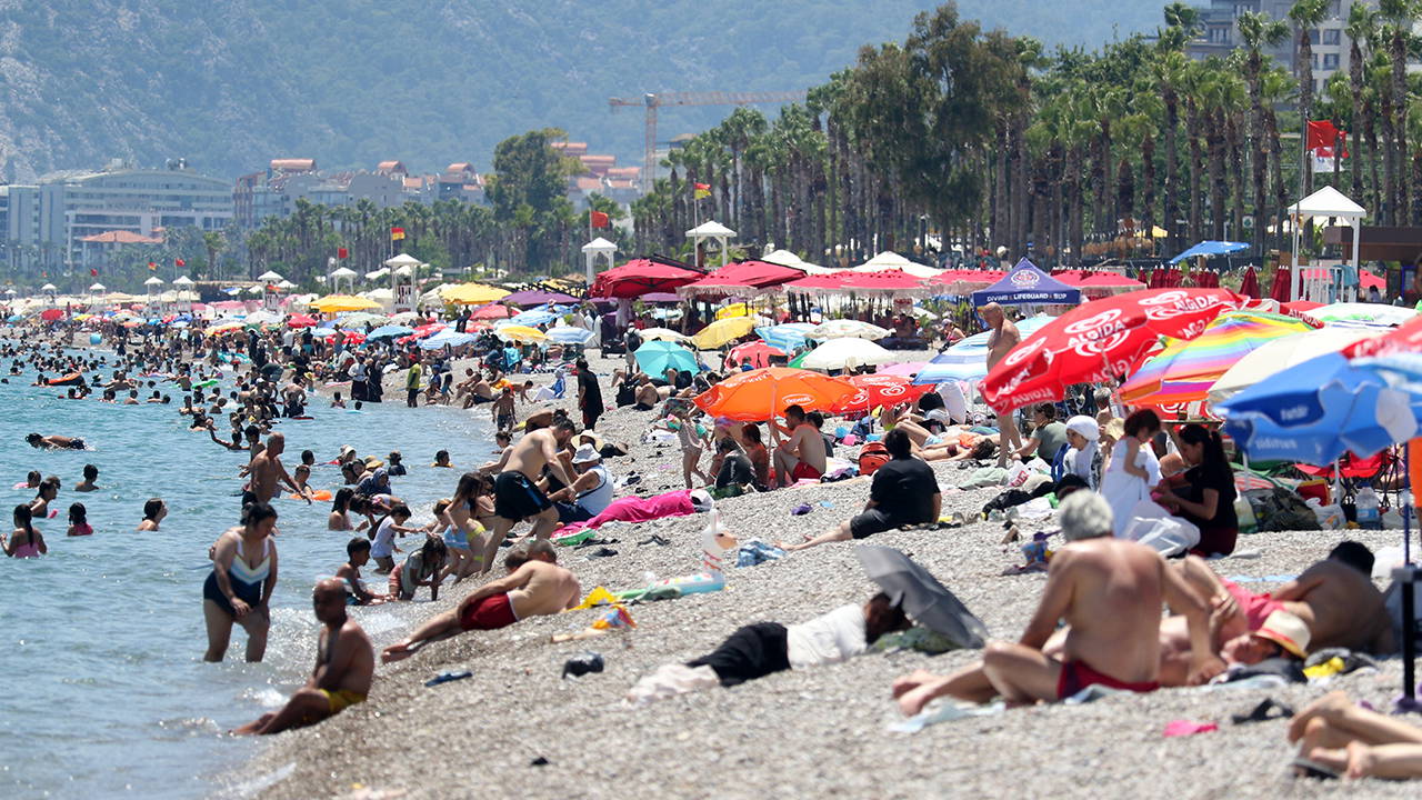Antalya'da 39 derece sıcaklık sahilleri doldurdu