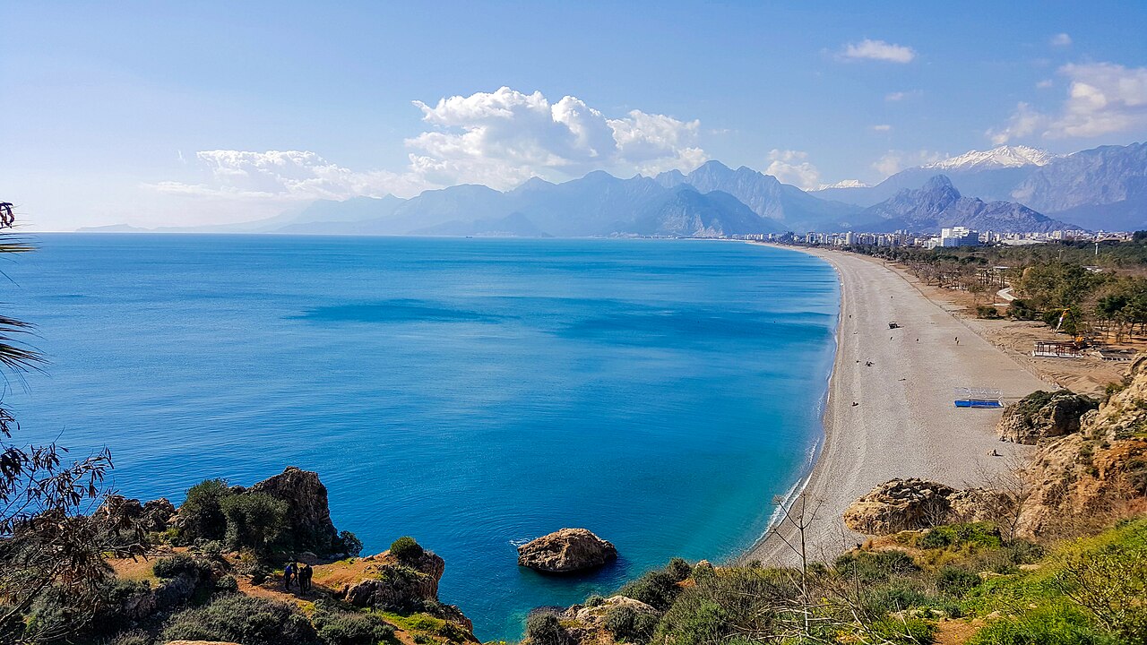 Antalya'da Aşırı Sıcaklar Sahilleri Doldurdu