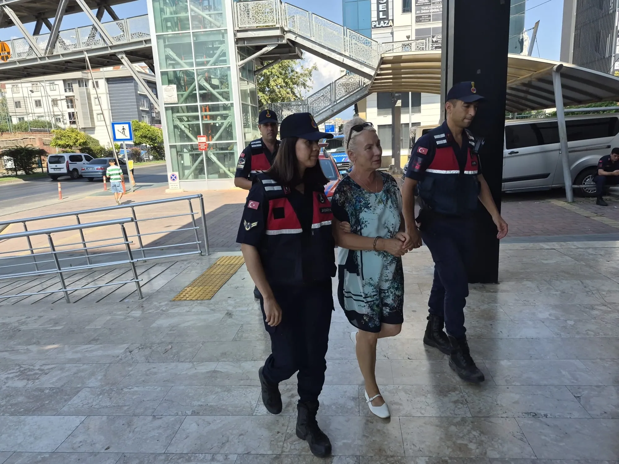 Antalya'da haşemalı kıza havuza giriş yasağı: Rus yönetici tutuklandı