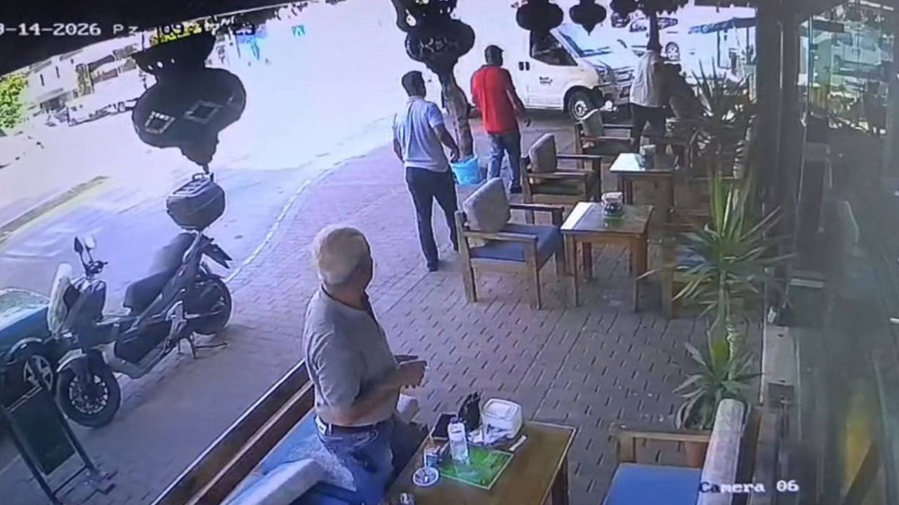 Antalya'da Kafe Önüne Araç Daldı: 1 Yaralı