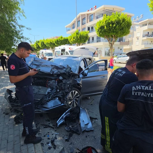 Antalya'da Karşı Yönlü Kaza: 3 Yaralı Hastaneye Kaldırıldı