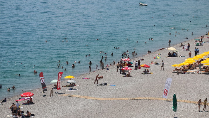 Antalya'da Kavurucu Sıcaklık ve Sahillerde Rekor Yoğunluk