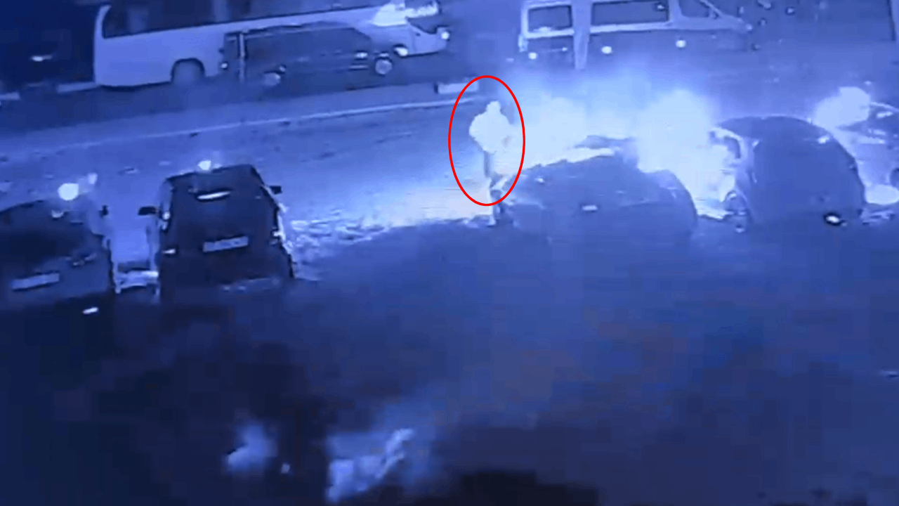 Antalya'da Oto Galeri Kavgada Kurban Gitti: 6 Araç Alevlere Teslim