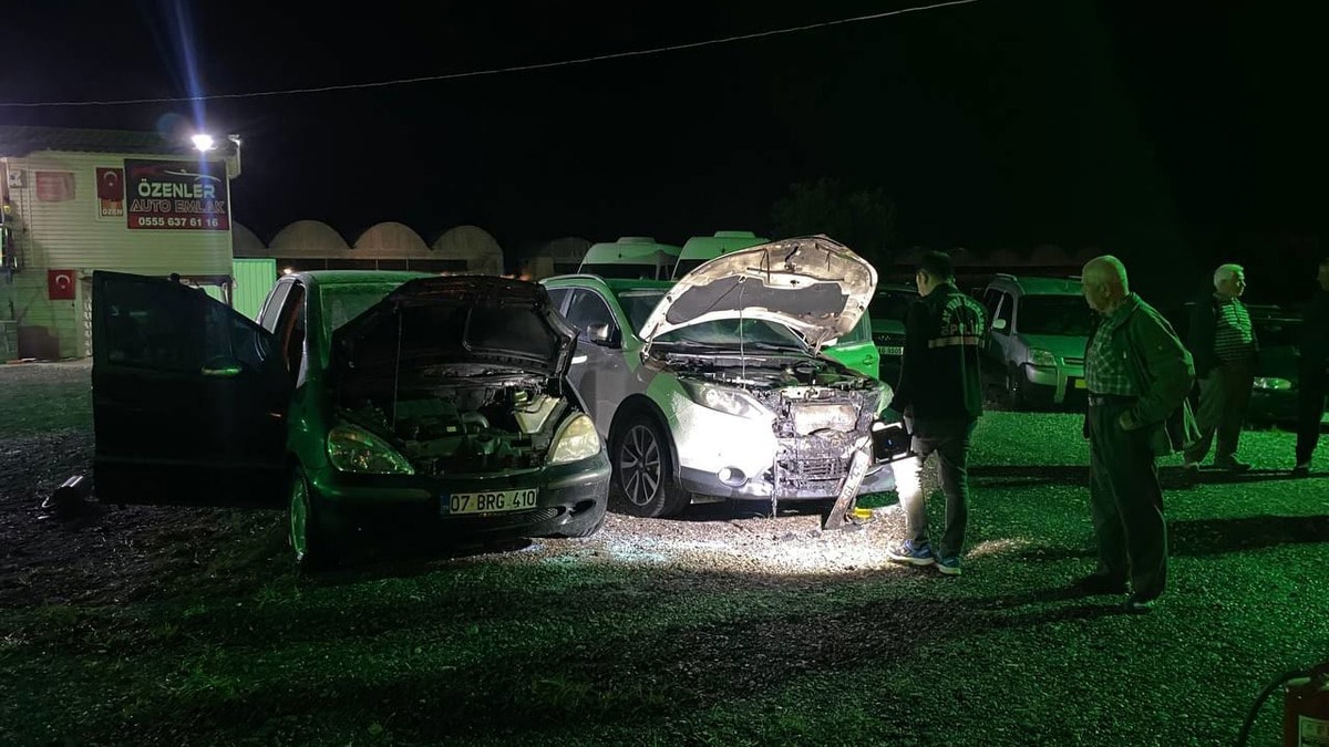 Antalya'da Oto Galeride 6 Araç Kundaklandı