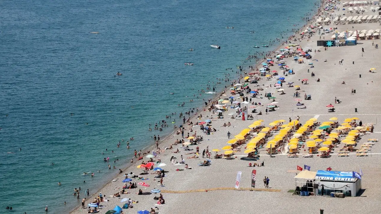Antalya’da rekor nem ve sıcaklık sahilleri doldurdu