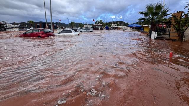 Antalya'da Sağanak: Mahsur Kalan 22 Kişi Kurtarıldı