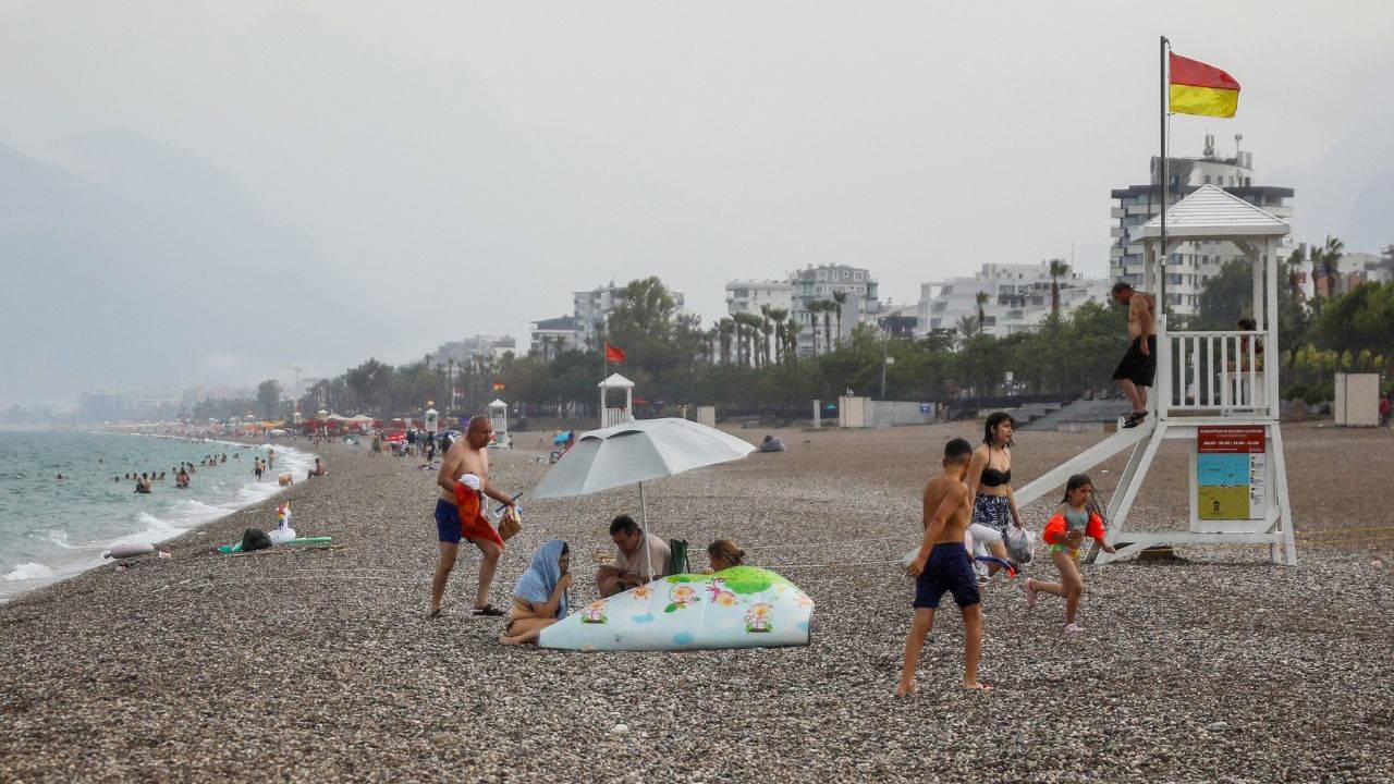 Antalya'da sağanak tatilcileri şaşırttı: Konyaaltı'nda yüzmeye devam