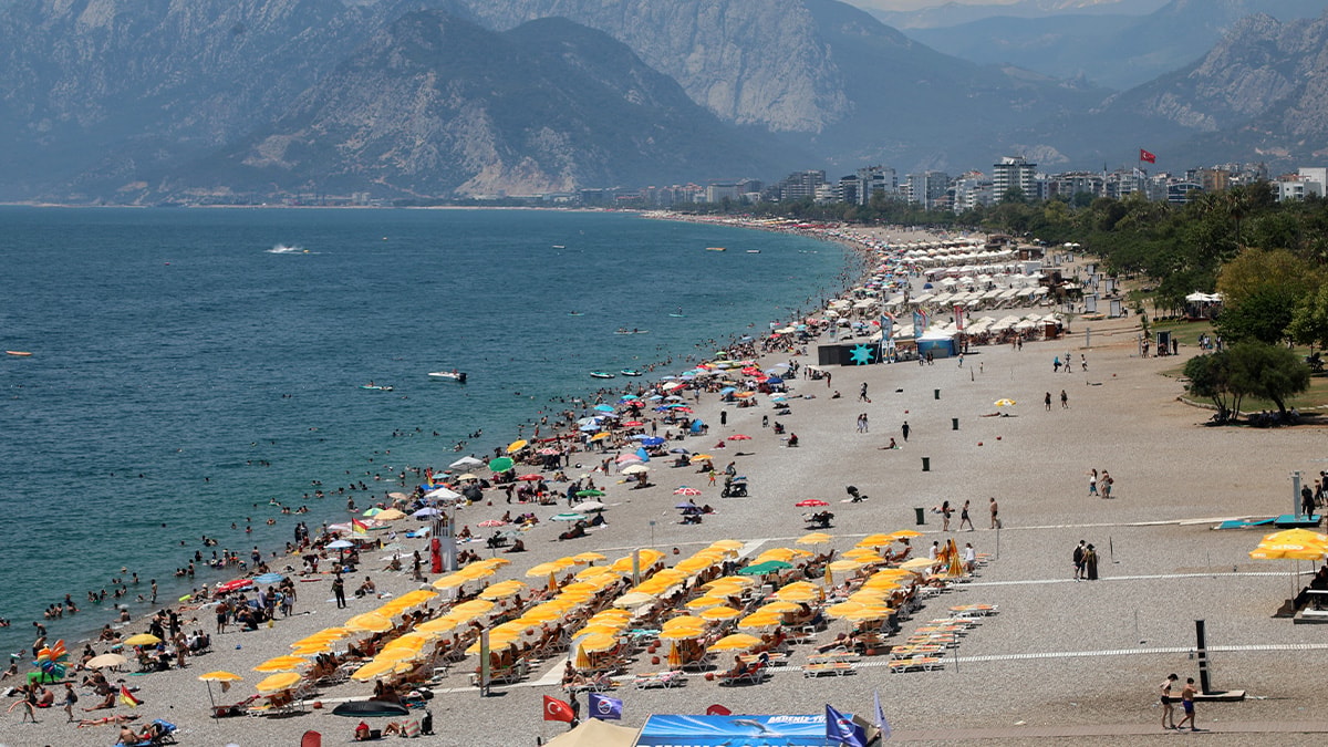 Antalya'da Sahiller Doldu Taştı: 30 Dereceyi Aşan Sıcaklık Tatilcileri Sahile Çekti