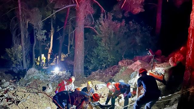 Antalya'da Uçuruma Devrilen Araçta 2 Ölü, 4 Yaralı