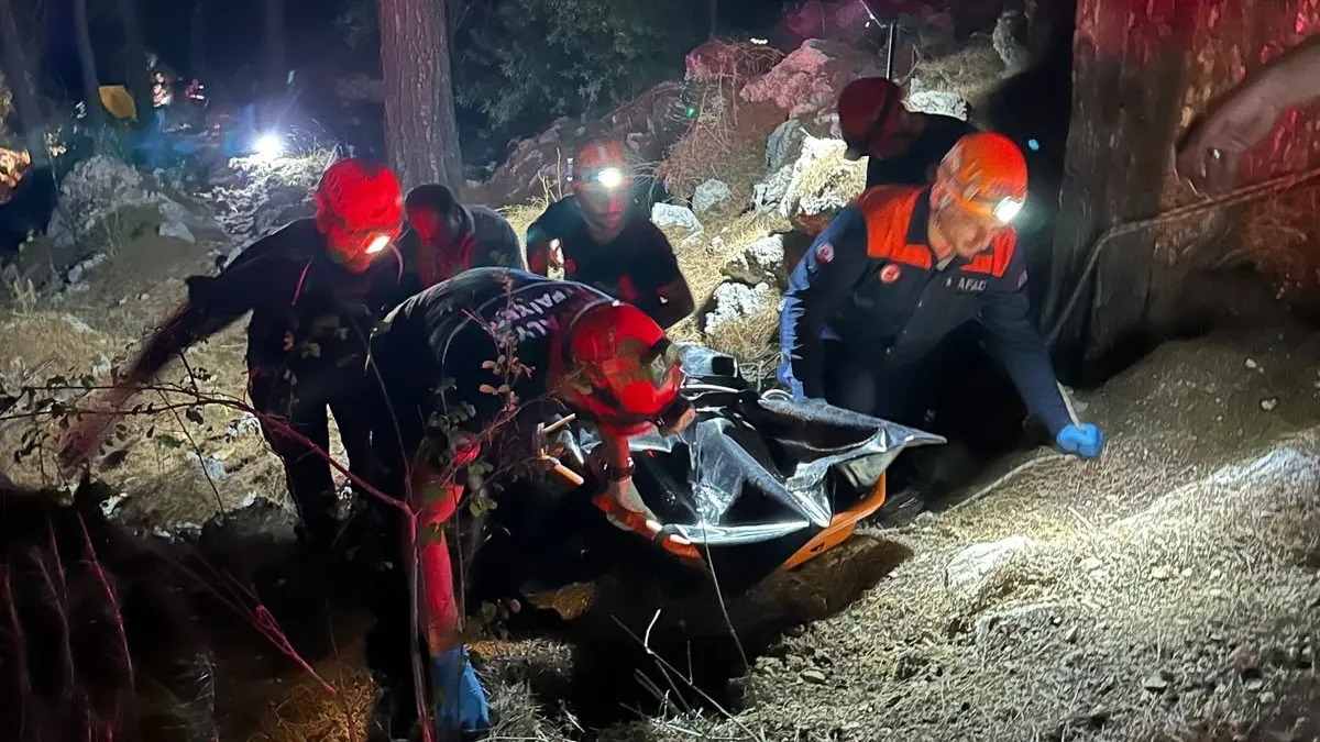 Antalya'da uçuruma yuvarlanan araçta 2 can kaybı
