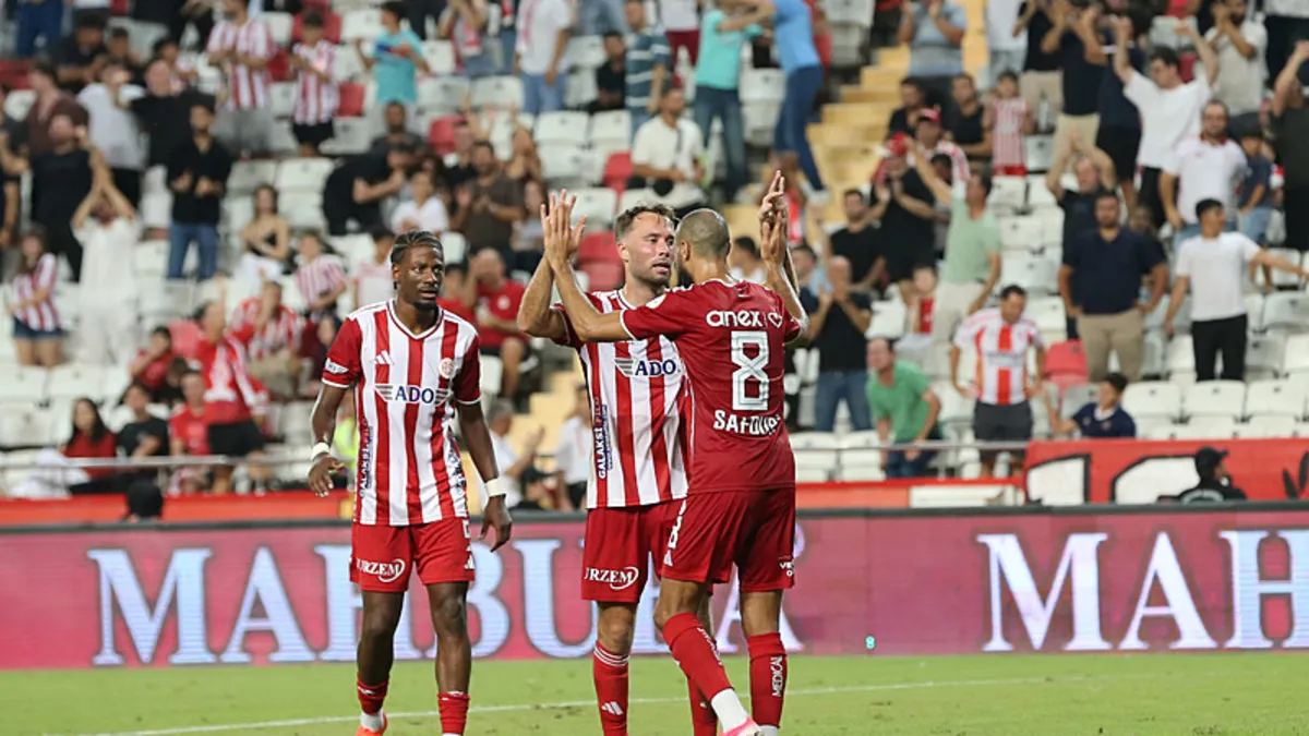 Antalyaspor, Vanspor FK'yı 3-0 Mağlup Etti