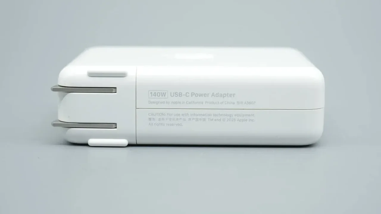 Apple, 140W USB-C Şarj Adaptörüne Yazılım Güncellemesi Yayınladı